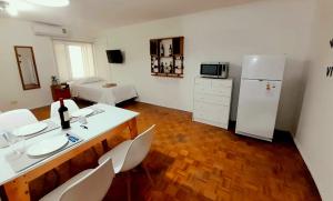 uma cozinha com uma mesa e cadeiras e um frigorífico em Mendoza Apartment em Mendoza