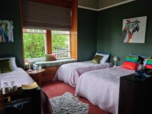 Postel nebo postele na pokoji v ubytování Homestay On Queen