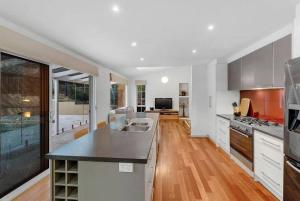 Kuchyň nebo kuchyňský kout v ubytování Archies - private coastal sanctuary, perfect for familes, linen included