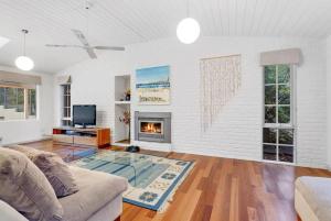 TV a/nebo společenská místnost v ubytování Archies - private coastal sanctuary, perfect for familes, linen included + 14 fotografií