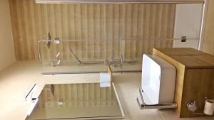 un bagno con portasciugamani e carta igienica di Apartment Karmen a Šilo