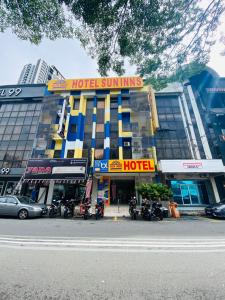 un hotel con motocicletas estacionadas frente a un edificio en Sun Inns D'mind 3 Seri Kembangan, en Seri Kembangan