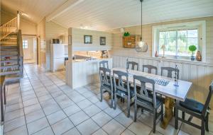 una cucina e una sala da pranzo con tavolo e sedie di Gorgeous Home In Hemsedal With Sauna a Hemsedal