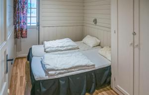 un paio di letti in una camera con finestra di Gorgeous Home In Hemsedal With Sauna a Hemsedal Altre 8 foto