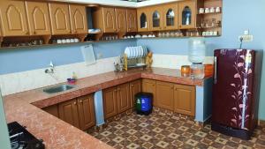 可瓦蘭的住宿－Gokulam Homestay，厨房配有水槽和冰箱