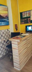un comptoir dans un restaurant avec un mur jaune dans l'établissement Sol de Iracema centro, à Fortaleza