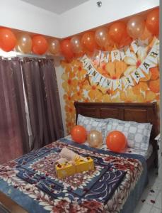 um quarto com uma cama com balões na parede em Apartment at Tagaytay Prime Residences em Tagaytay