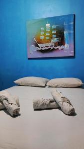 a large bed with pillows and a painting on the wall at Sol de Iracema centro in Fortaleza