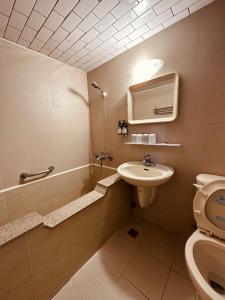 A bathroom at Ming Ren Hotspring Hotel