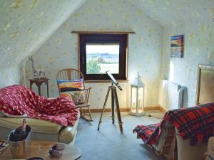 ein Wohnzimmer mit einem Sofa und einem Fenster in der Unterkunft Glen Rosa in Dalrymple