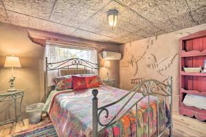 sypialnia z łóżkiem z malowidłem ściennym w obiekcie Artsy Santa Cruz Apartment with Shared Hot Tub w mieście Santa Cruz