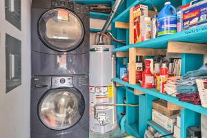 eine Waschmaschine und eine Waschmaschine in einer Garage in der Unterkunft Artsy Santa Cruz Apartment with Shared Hot Tub in Santa Cruz
