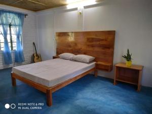 1 dormitorio con 1 cama grande y cabecero de madera en Rongong Farmstay by StayApart, en Māngwa