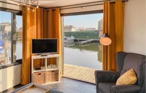 TV a/nebo společenská místnost v ubytování Lake Front Home In Breukelen