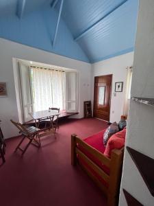 um quarto com uma cama e uma mesa em Chalé Gaia - Itatiaia em Itatiaia