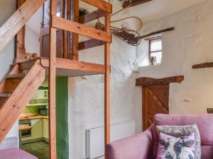Katil dua tingkat atau katil-katil dua tingkat dalam bilik di The Cottage - Ukc6140