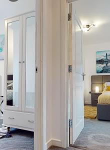 a room with a bedroom with a bed and a mirror at Sapphire Apartment Bromley Common in Bromley