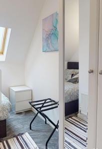 een kamer met een slaapkamer met een bed en een spiegel bij Sapphire Apartment Bromley Common in Bromley