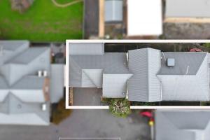 una vista aérea de una casa con techo en Central Villa/Two King beds/Disabled/Family/Pets, en Maryborough