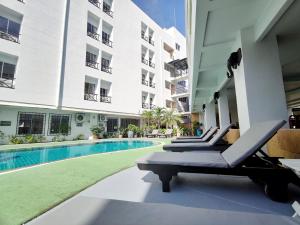 Πισίνα στο ή κοντά στο The Chanthong Residence and Hotel Pattaya
