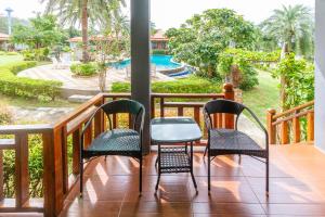 Bazén v ubytování Lanta Lapaya Resort nebo v jeho okolí