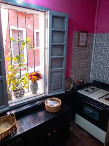 uma cozinha com um fogão e uma janela em Barranca12 em Guanajuato
