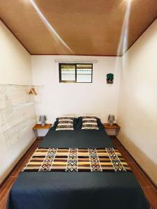 - une chambre avec 2 lits dans une petite pièce dans l'établissement CASA NOIL, Beautiful Eco House near the beach!, à Puerto Viejo
