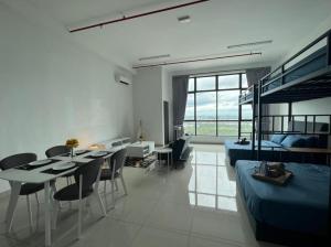 Ruang duduk di Austin 18, Friendly Sky by Antlerzone
