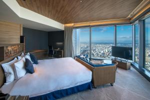 sypialnia z dużym łóżkiem i dużym oknem w obiekcie Nagoya Prince Hotel Sky Tower w mieście Nagoja