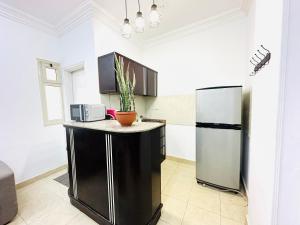 uma cozinha com um balcão e um frigorífico em Elephant House with Sea View em Hurghada