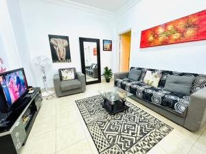 uma sala de estar com um sofá e uma televisão em Elephant House with Sea View em Hurghada