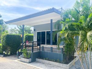 盼武里SP view Resort的一个小房子,设有门廊和庭院