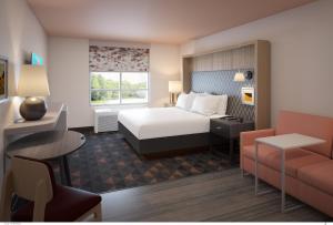 una camera d'albergo con un letto e un divano di Holiday Inn Poughkeepsie by IHG a Poughkeepsie