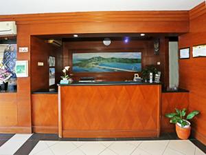 una hall con bar in un edificio di Super OYO Collection O 91898 Series Hotel Kuningan a Giacarta