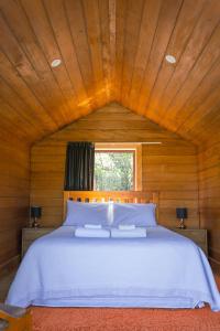 sypialnia z dużym białym łóżkiem i oknem w obiekcie Mount Cook Station Shearers Quarters Lodge w mieście Lake Tekapo
