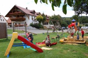 eine Gruppe von Kindern, die auf einem Spielplatz spielen in der Unterkunft Kollerhof in Neunburg vorm Wald