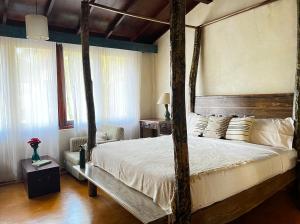 Ліжко або ліжка в номері Vaayu Home