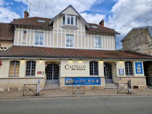 een gebouw aan de straatkant bij Castello in Pierrefonds