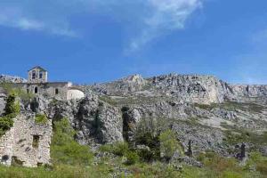 un edificio al lado de una montaña rocosa en Greolières: Superbe Studio avec vue montagne, en Gréolières