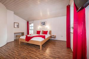 Ein Bett oder Betten in einem Zimmer der Unterkunft Chalet Gletschermoos - Summer Card included