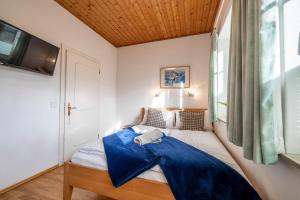 Ein Bett oder Betten in einem Zimmer der Unterkunft Chalet Gletschermoos - Summer Card included