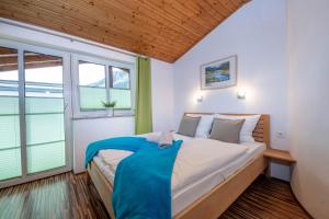 Ein Bett oder Betten in einem Zimmer der Unterkunft Chalet Gletschermoos - Summer Card included