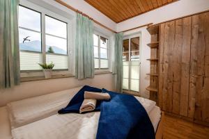 Ein Bett oder Betten in einem Zimmer der Unterkunft Chalet Gletschermoos - Summer Card included