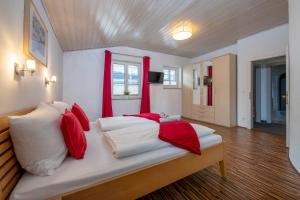 Ein Bett oder Betten in einem Zimmer der Unterkunft Chalet Gletschermoos - Summer Card included