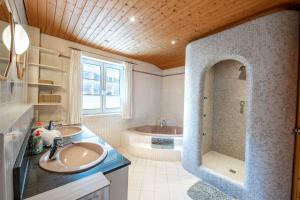 Ein Badezimmer in der Unterkunft Chalet Gletschermoos - Summer Card included
