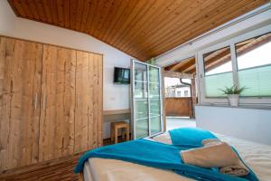 Ein Bett oder Betten in einem Zimmer der Unterkunft Chalet Gletschermoos - Summer Card included