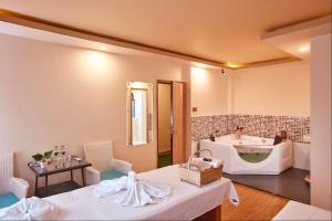 un bagno con un lavandino e un letto in una stanza di The Samrat Palace - Luxury Hotel in Kathmandu a Kathmandu