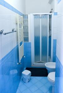 ソレントにあるBenny Houseの青いバスルーム(トイレ、シャワー付)