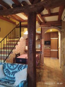 Casa con cocina y sala de estar con escalera. en Casa Rural Hoces del Duratón El Villar Sepúlveda SEGOVIA, 