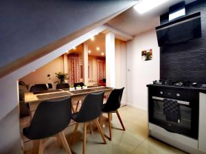 cocina y comedor con mesa y sillas en Chillout Apart 4You, en Świeradów-Zdrój